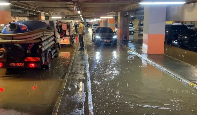 Kadıköy’de su borusu patladı: AVM otoparkı göle döndü