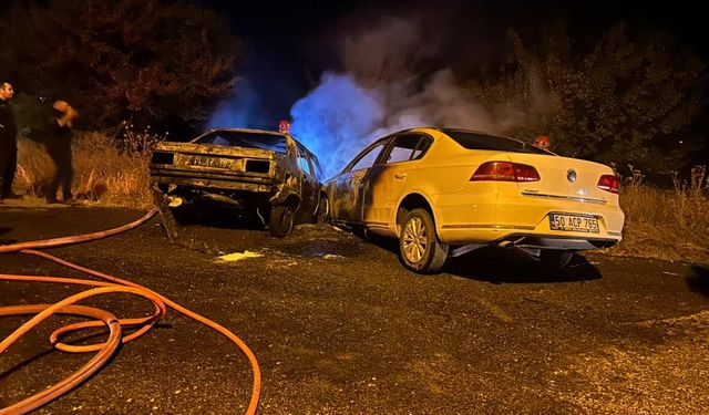 Kafa kafaya çarpışan otomobiller alev aldı: 2 yaralı