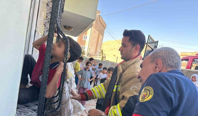 Kafası pencerenin demir korkuluğuna sıkışan çocuğu itfaiye ekipleri kurtardı