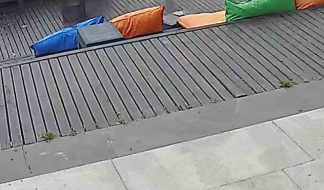 Kafenin eşyalarına zarar verdiler: O anlar güvenlik kamerasında