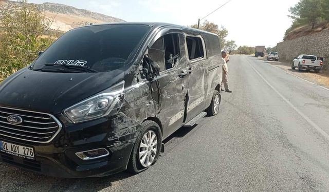 Kamyon ile minibüs çarpıştı: 1 yaralı