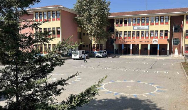 Kantinden ekler yiyen 5 öğrenci zehirlenme şüphesiyle hastaneye kaldırıldı