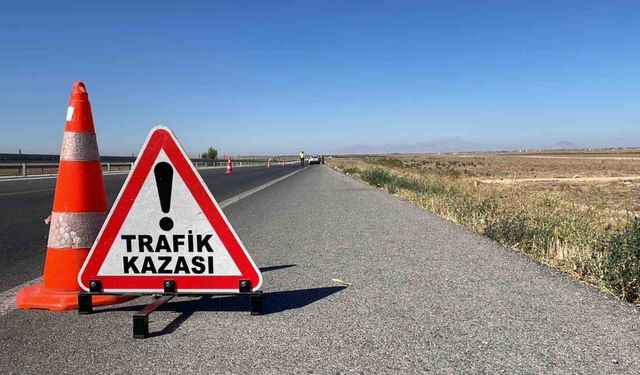 Karaman’da bariyerlere çarpan otomobildeki 3 kişilik aile ölümden döndü