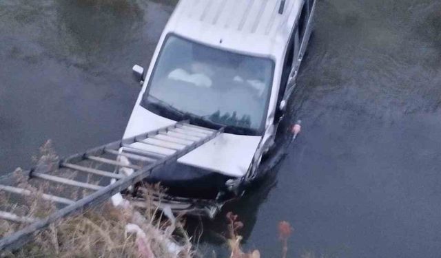 Kars Çayı’na hafif ticari araç düştü: 1 yaralı