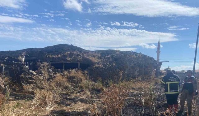 Kars’ta metruk binada yangın çıktı