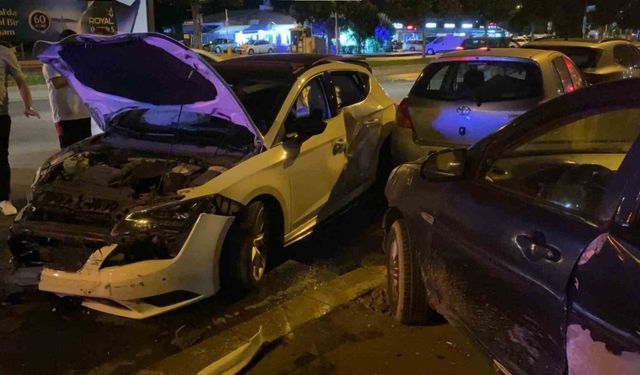 Kartal’da kontrolden çıkan otomobil park halindeki araçlara çarptı: 2 yaralı