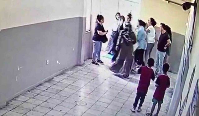 Kavga eden öğrencileri ayıran kadın öğretmeni veliler darbetti
