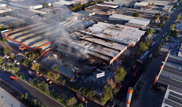 Kayseri’deki fabrika yangınına 94 araç 12 iş makinesi müdahale etti