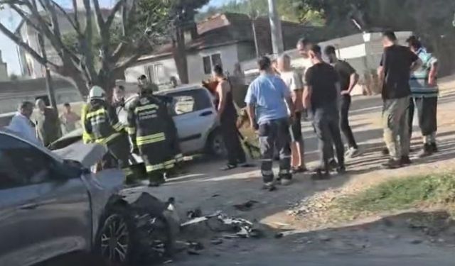 Kazada yaralanan kişi otomobilde sıkıştı