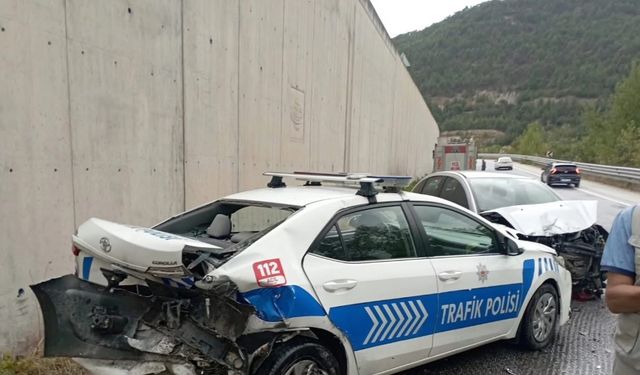Kazaya müdahale eden polis aracına otomobil çarptı: 2’si polis 8 yaralı