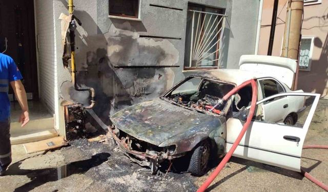 Keşan’da doğal gaz hattının yanındaki araç yangını korkuttu