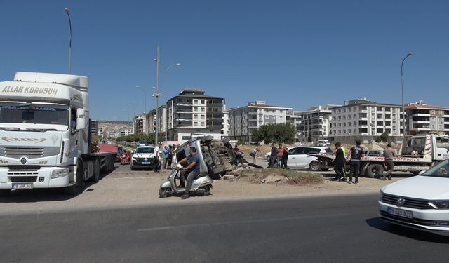 Kilis’te otomobil ile hafif ticari araç çarpıştı: 3 yaralı