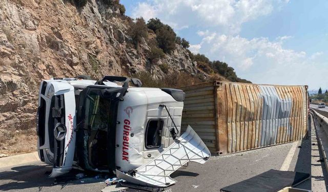 Kocaeli’nde tır devrildi, sürücü yaralandı: İstanbul istikameti trafiğe kapandı