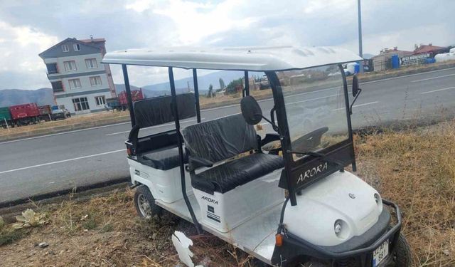 Kontrolden çıkan golf aracı yol kenarına savruldu, sürücü yaralandı