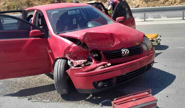 Kontrolden çıkan otomobil bariyerlere çarparken, 1 kişi yaralandı