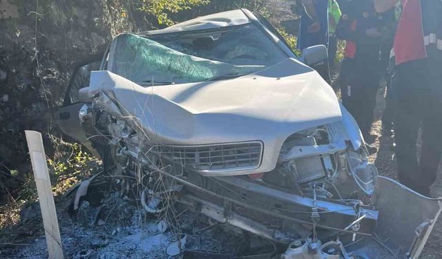 Kontrolden çıkan otomobil duvara çarptı: 2 yaralı