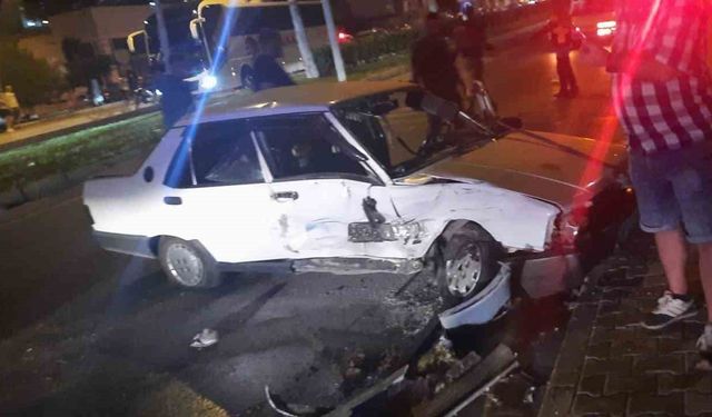 Kontrolden çıkan otomobil kamyonetlere çarptı: 3 yaralı