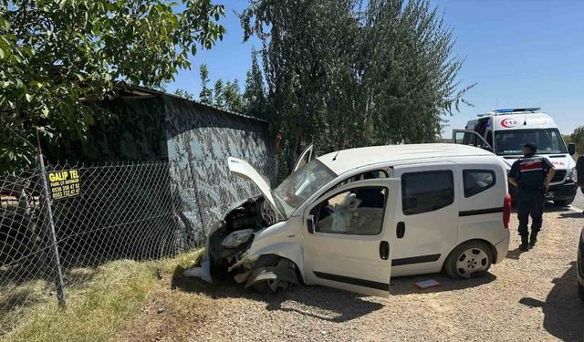 Konya’da lastiği patlayan araç bariyerlere çarptı: 2 yaralı