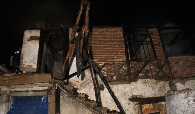 Kula’da gece saatlerinde yangın paniği