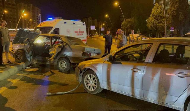 Kuş türü araba ortadan büküldü: 3 yaralı