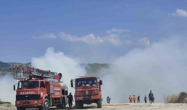Kuşadası’nda hafriyat ve moloz döküm alanında çıkan yangın kontrol altında alındı