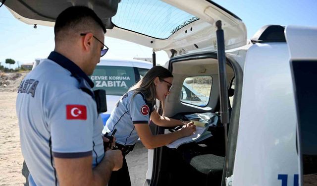 Kuşadası’nda kaçak moloz döken kamyon sürücüsü suçüstü yakalandı