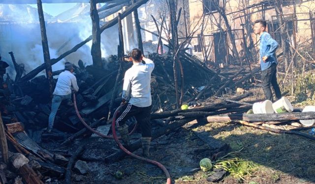 Kütahya’da otomobil patladı, çıkan yangında 3 ev kül oldu