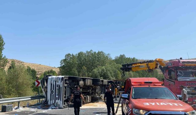 Malatya’da kontrolden çıkan tır devrildi: 1 ağır yaralı