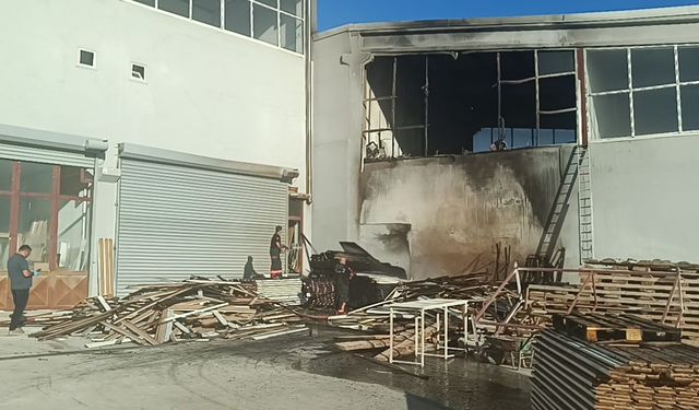 Malatya’da mobilya imalathanesinde korkutan yangın