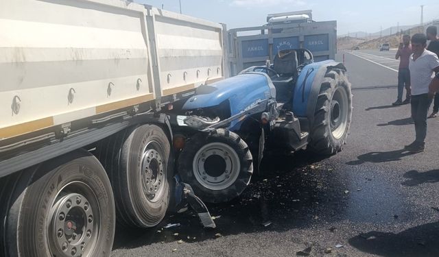 Malatya’da tır ile çarpışan traktörün sürücüsü yaralandı