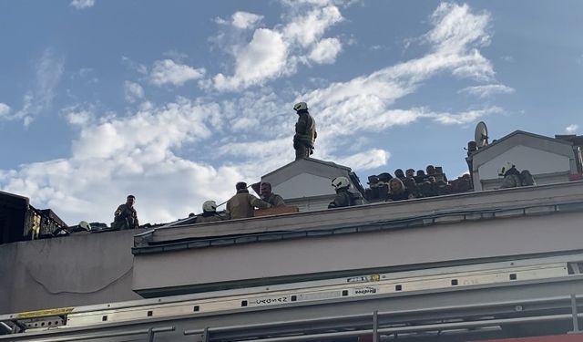 Maltepe’de 3 katlı binanın çatı katı alev alev yandı