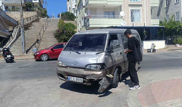 Manavgat’ta kamyonetle çarpışan motosikletin sürücüsü yaralandı