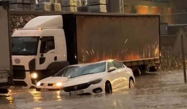 Manisa’da sağanak yağış sokakları göle çevirdi