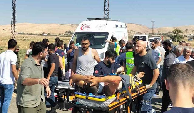 Mardin’de hafif ticari araç ile motosiklet çarpıştı: 4 yaralı