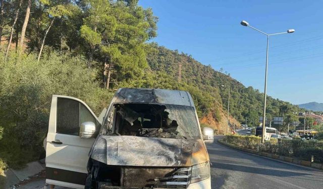 Marmaris’te turistleri taşıyan minibüs alev aldı
