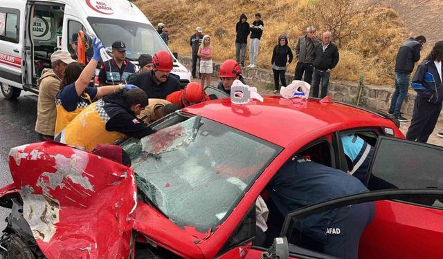 Minibüs ile otomobil kafa kafaya çarpıştı: 1’i ağır 6 yaralı