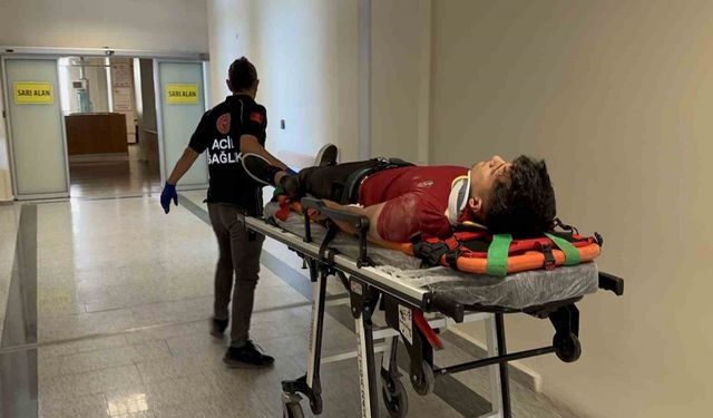 Motosiklet ile otomobil çarpıştı: 2 yaralı