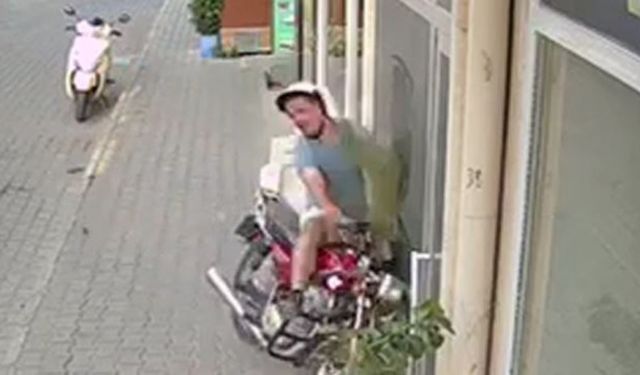 Motosiklet iş yerine girdi, kask hayat kurtardı