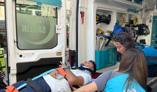 Motosiklet, park etmeye çalışan araca çarptı: 1 yaralı