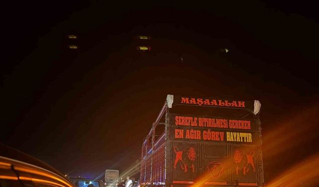 Motosiklet seyir halindeki tıra çarptı: 2 yaralı