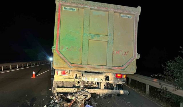 Motosiklet sürücüsü kamyona arkadan çarptı: 1 ölü