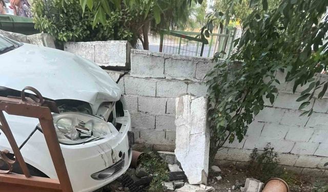 Muratlı’da otomobil bahçe duvarına çarptı