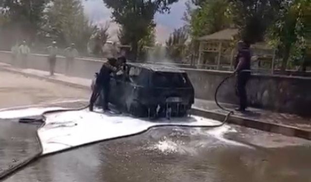 Muş’ta park halindeki otomobil alev aldı
