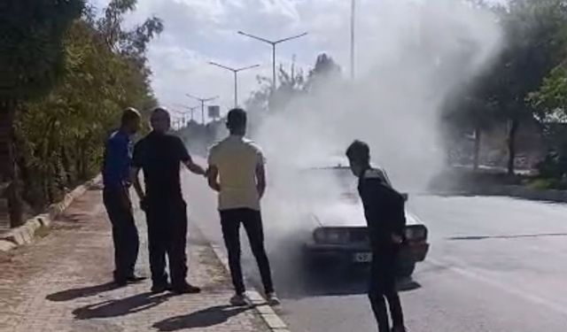 Muş’ta seyir halindeki otomobil yandı