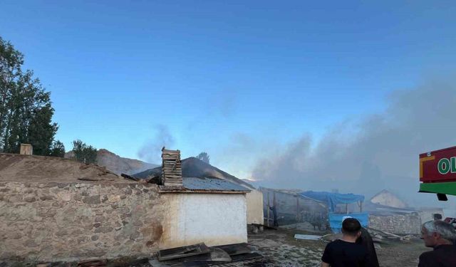 Narman’da korkutan yangın: 3 evin çatısı kül oldu