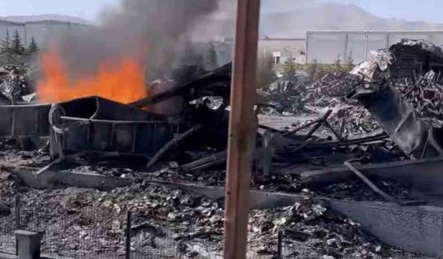 Niğde OSB’deki fabrika yangınının ardından yanıcı hammaddeler yeniden tutuşuyor