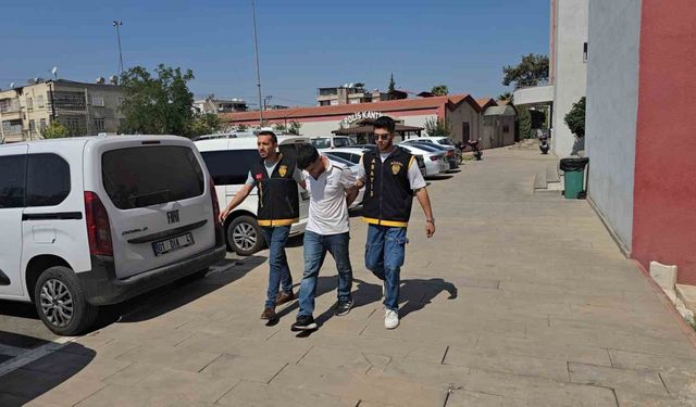 O anlar kamerada: 2 iş yerini soydu, 3’üncüde suç üstü yakalandı
