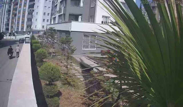 O anlar kamerada: Motosikletle kapkaç yaptılar yakalanıp tutuklandılar