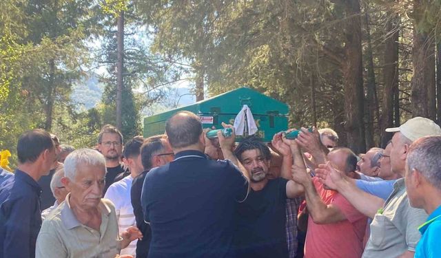 Öğretmen babanın en ağır yükü: Okul bahçesinde fenalaşan oğlunun tabutunu bir an olsun bırakmadı