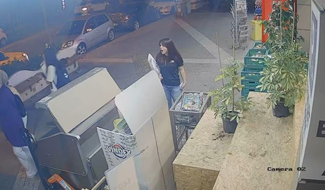 Önüne çıkan otomobilden kaçmak isterken devrilip başka aracın altına girdi: 1 yaralı